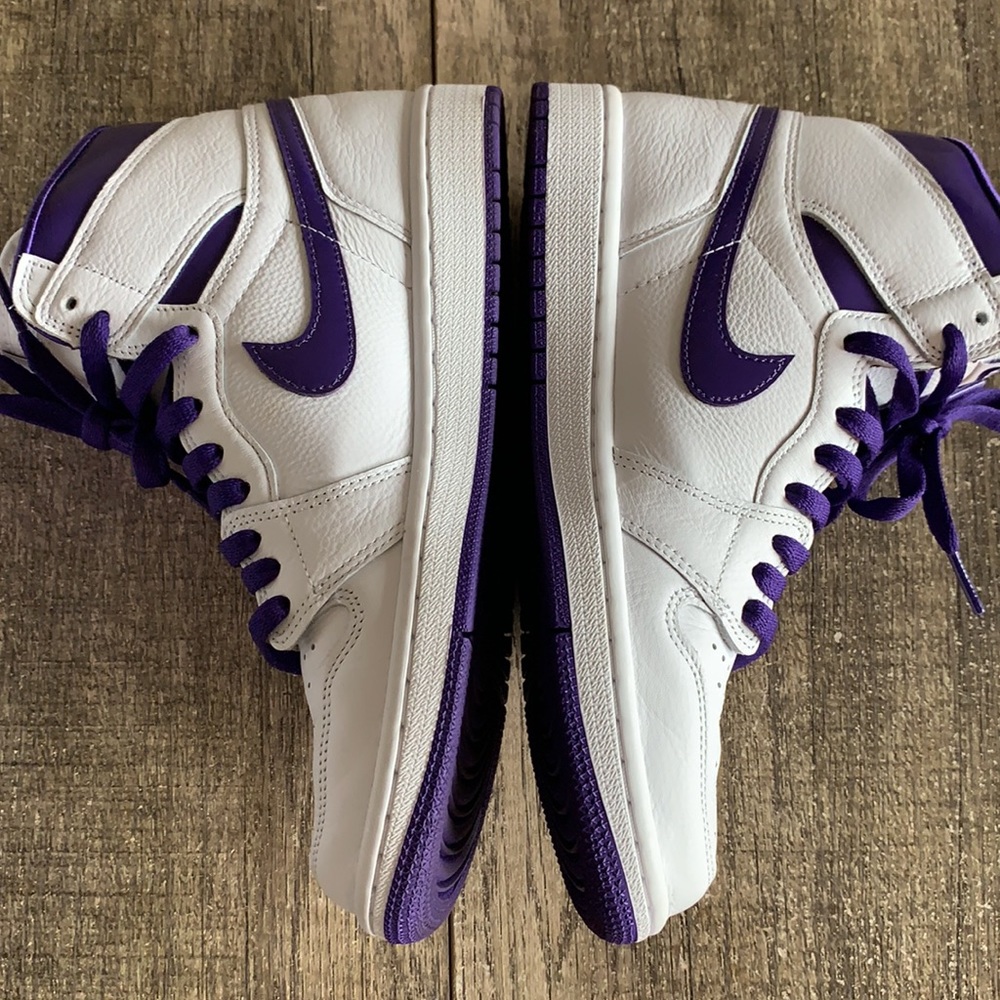Nike women’s Jordan 1 high OG Court Purple - Picture 5 of 11
